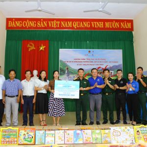 Cùng Binh chủng Hoá học trao quà tặng thiện nguyện cho nhân dân Đông Sơn, A Lưới, Điện Biên